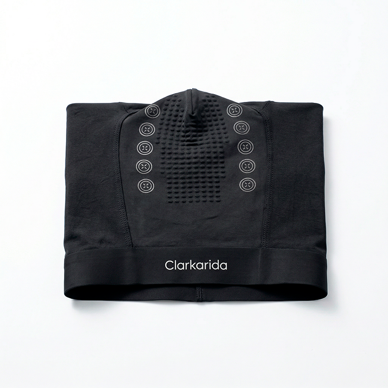 Detalle frontal de una cueca Clarkarida negra doblada