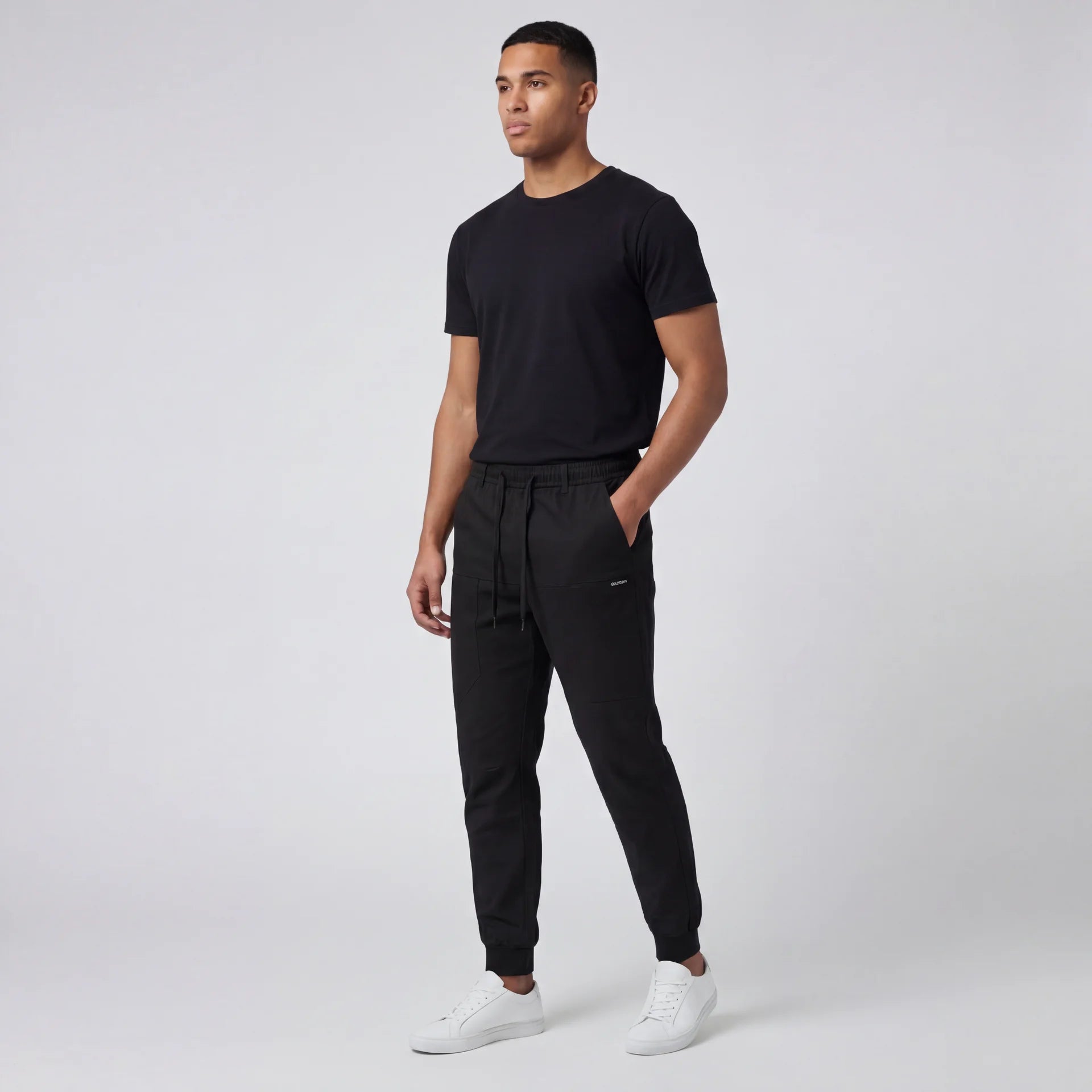 Hombre con pantalón negro de cintura ajustable